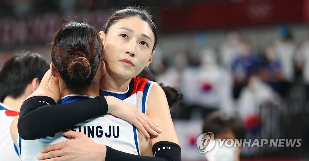 Kim Yeon-koung of South Korea embraces her teammate Pyo Seung-ju after losing to Serbia in the bronze medal match of the Tokyo Olympic women's volleyball tournament at Ariake Arena in Tokyo on Aug. 8, 2021. (Yonhap)