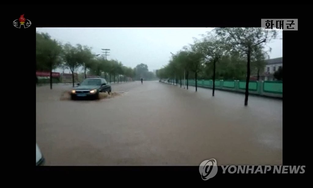 하루 395㎜ 폭우로 물에 잠긴 함북 화대군 도로