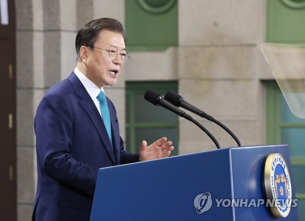 光復節の記念式典で演説する文大統領＝１５日、ソウル（聯合ニュース）