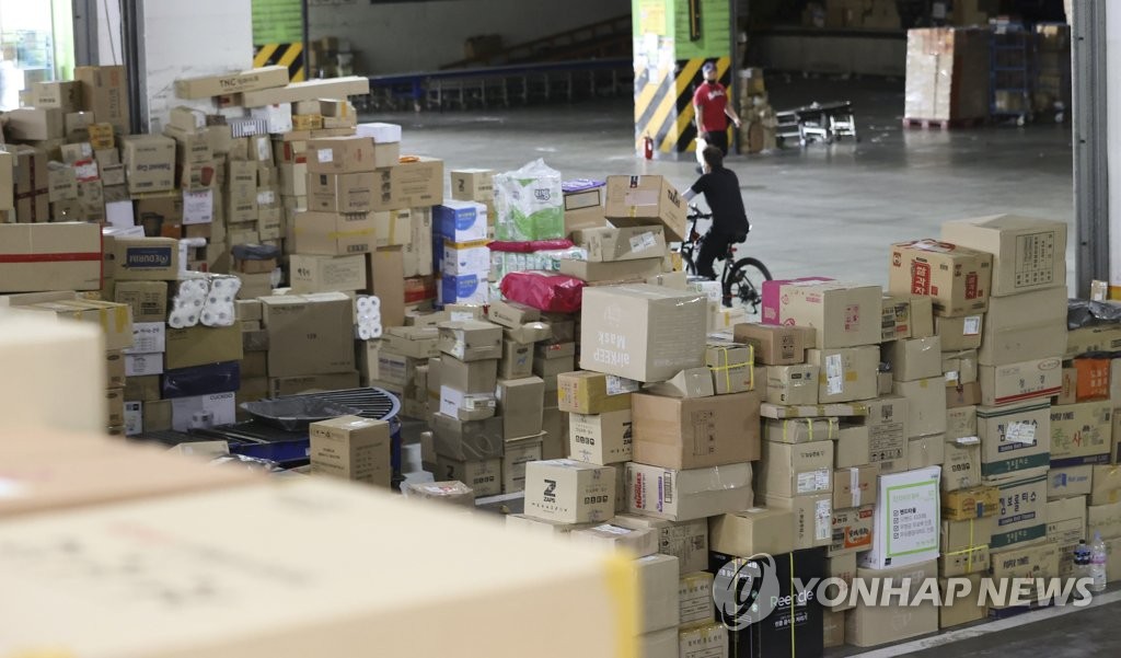 서울의 한 택배 물류센터에 상자가 쌓여있는 모습 [연합뉴스 자료사진]