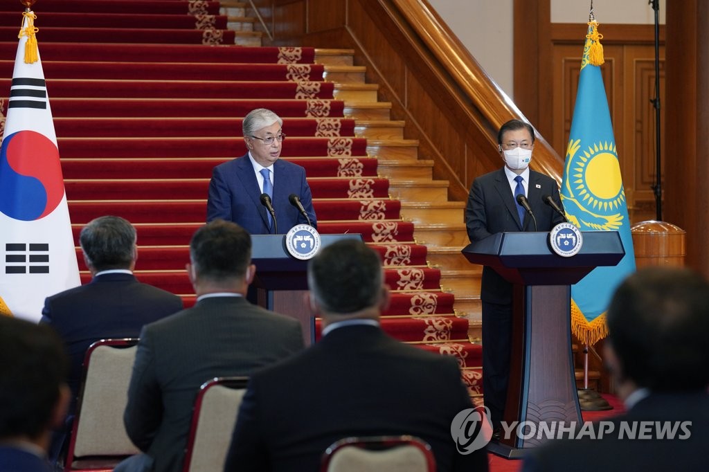 South Korean President Moon Jae-in (R) and Kazakh President Kassym-Jomart Tokayev announce the results of their summit talks at Cheong Wa Dae in Seoul on Aug. 17, 2021. (Yonhap)