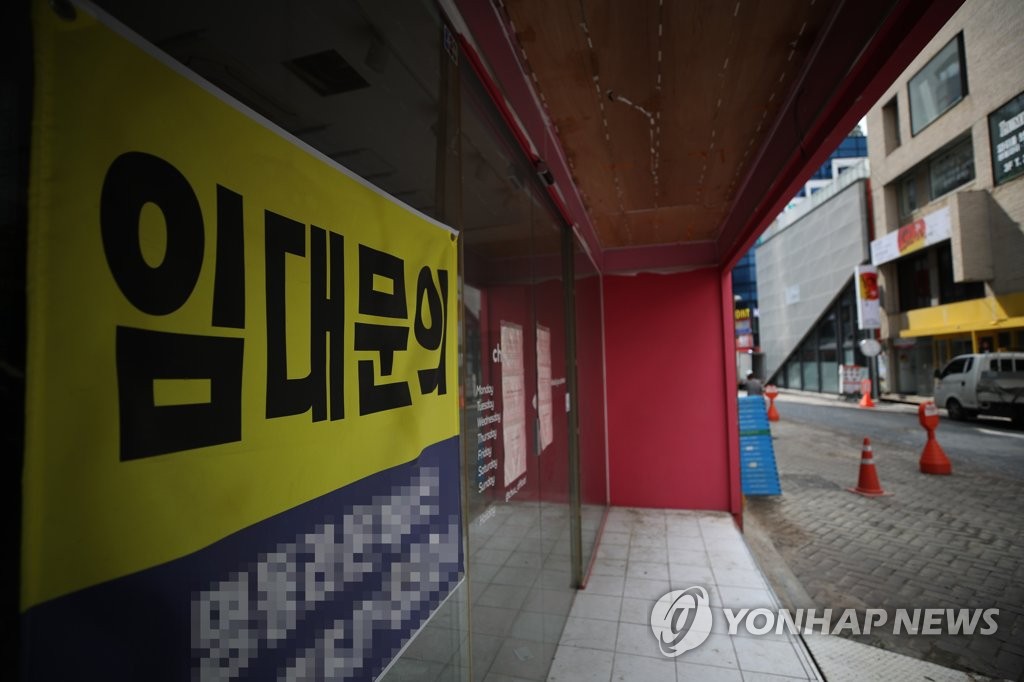 This photo, taken Aug. 17, 2021, shows a store with a lease sign at the shopping district of Myeongdong in central Seoul amid the fourth wave of the pandemic. (Yonhap)