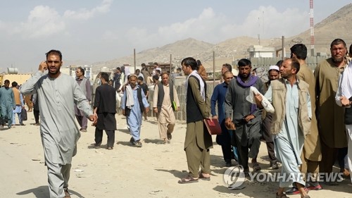 출국 기회 꿈꾸며 카불 공항 주변 맴도는 아프간인들