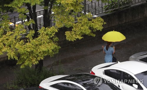 우산 쓴 시민