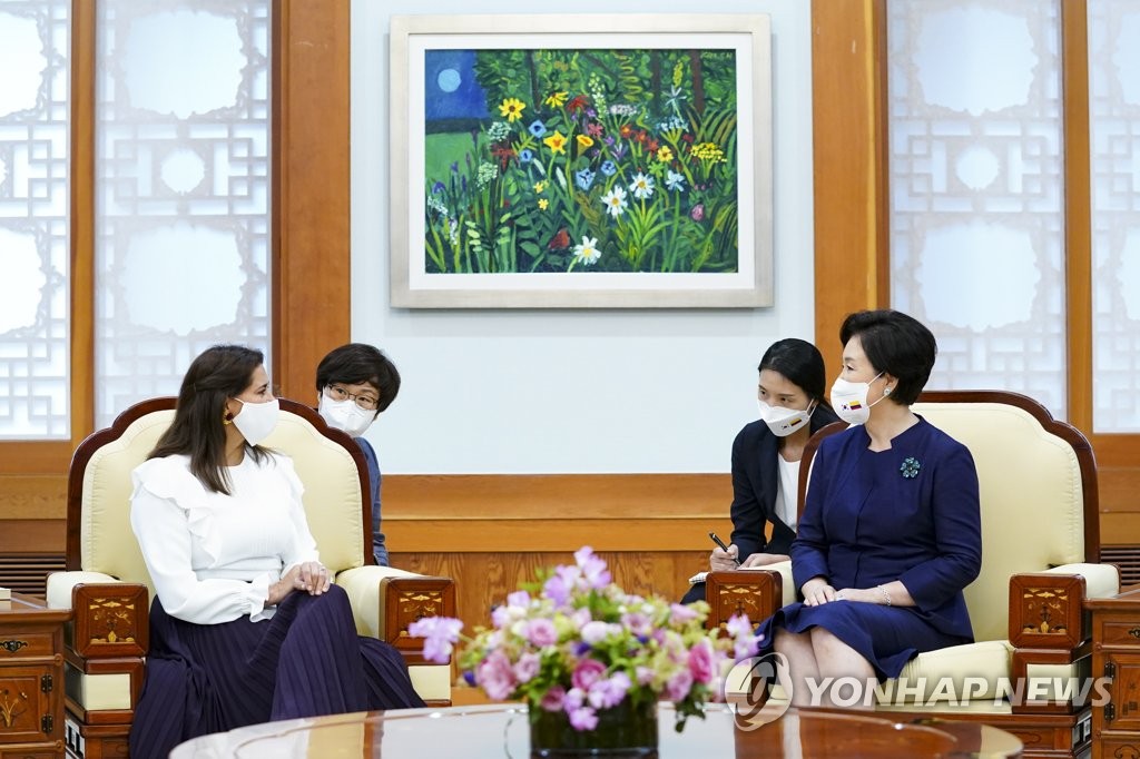 La primera dama de Corea del Sur, Kim Jung-sook (dcha.), habla con la primera dama colombiana, María Juliana Ruiz Sandoval, durante una reunión celebrada, el 25 de agosto de 2021, en la oficina presidencial, Cheong Wa Dae, en Seúl.