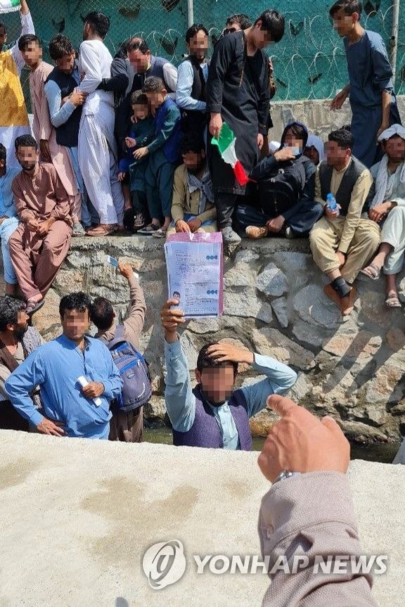 신원 확인 받는 아프간 협력자들
