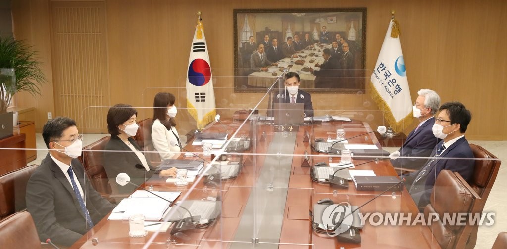 Le gouverneur de la Banque de Corée (BOK), Lee Ju-yeol, préside une réunion du Comité de politique monétaire de la banque centrale, le jeudi 26 août 2021, pour établir le taux d'intérêt directeur du mois, au siège de la BOK, dans le centre de Séoul. (Photo fournie par la BOK. Revente et archivage interdits)