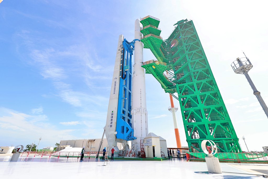 La foto, proporcionada por el Ministerio de Ciencia y TIC, muestra el cohete espacial autóctono de Corea del Sur erigido en una plataforma de lanzamiento para un ensayo general húmedo, el 26 de agosto de 2021, en el Centro Espacial Naro en Goheung, en la provincia de Jeolla del Sur, a unos 473 kilómetros al sur de Seúl. (Prohibida su reventa y archivo)