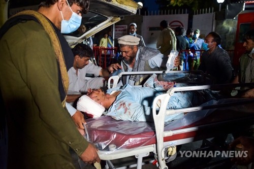 병원 이송되는 아프간 카불공항 인근 폭탄테러 부상자