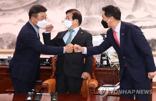 의장 주재 원내대표 회동에서 인사하는 윤호중과 김기현