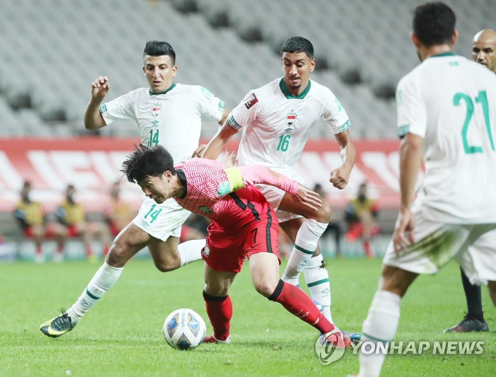 Son Heung-min of South Korea (C) tries to control the ball against Iraq during the teams' Group A match in the final Asian qualifying round for the 2022 FIFA World Cup at Seoul World Cup Stadium in Seoul on Sept. 2, 2021. (Yonhap)