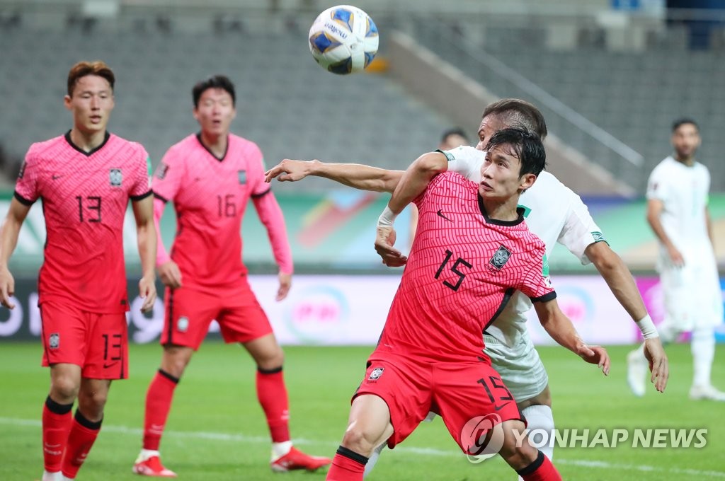 Kim Moon-hwan of South Korea battles an Iraqi player for the ball during the teams' Group A match in the final Asian qualifying round for the 2022 FIFA World Cup at Seoul World Cup Stadium in Seoul on Sept. 2, 2021. (Yonhap)