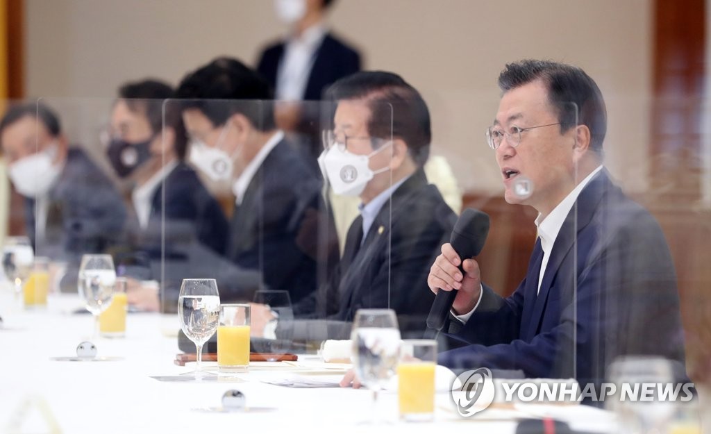 Le président Moon Jae-in prend la parole durant un déjeuner avec les dirigeants parlementaires à Cheong Wa Dae, le vendredi 3 septembre 2021. 