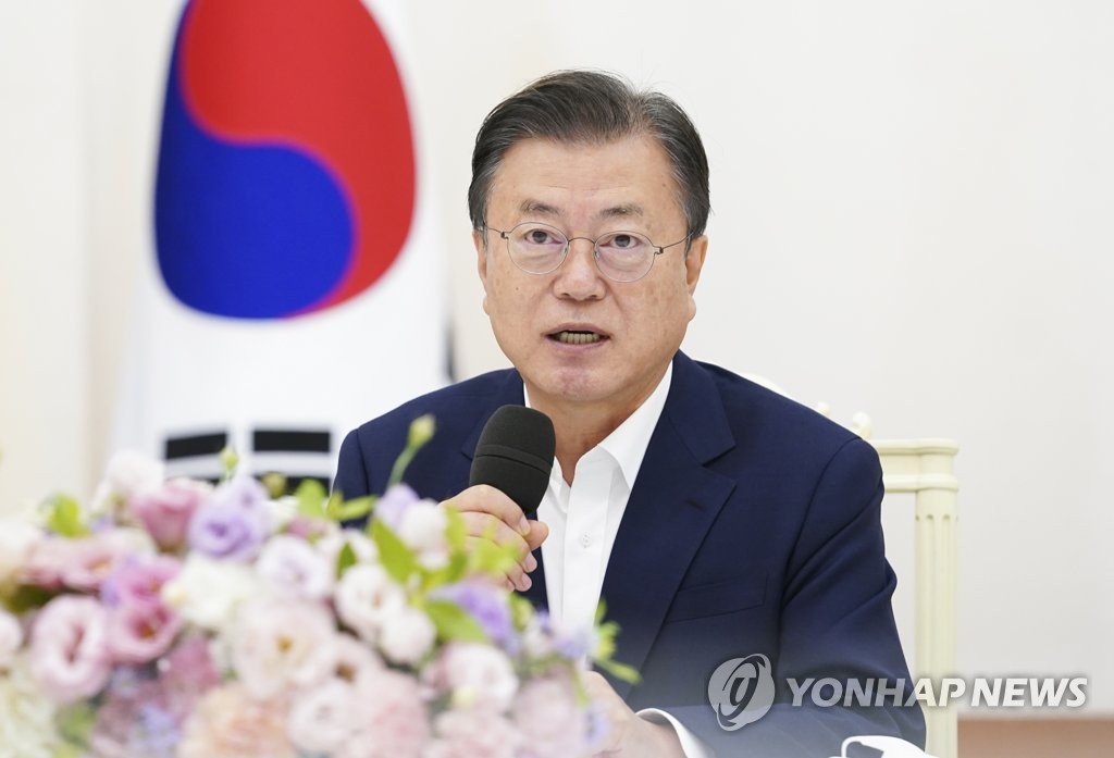 Le président Moon Jae-in prend la parole durant un déjeuner avec les dirigeants parlementaires à Cheong Wa Dae, le vendredi 3 septembre 2021. 