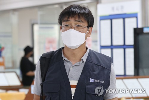 (서울=연합뉴스) 김인철 기자 = 김수억 비정규직이제그만공동투쟁 공동소집권자(전 금속노조 기아차 비정규직 지회장)가 지난해 9월 7일 서초구 서울중앙지방법원에서 열린 1심 속행 공판에 출석하는 모습 [연합뉴스 자료사진]