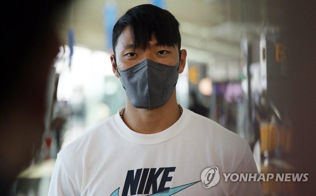 기자들 질문에 답하는 황희찬