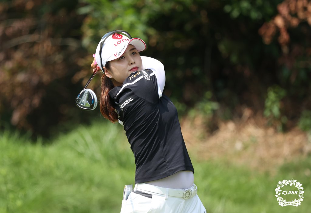 In this Sept. 12, 2021, file photo provided by the KLPGA Tour, Choi Hye-jin of South Korea hits a tee shot on the fourth hole during the final round of the KB Financial Group Star Championship at Black Stone Icheon Country Club in Icheon, 80 kilometers southeast of Seoul. (PHOTO NOT FOR SALE) (Yonhap)
