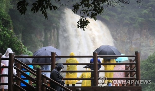태풍 '찬투' 북상…한라산에 폭우