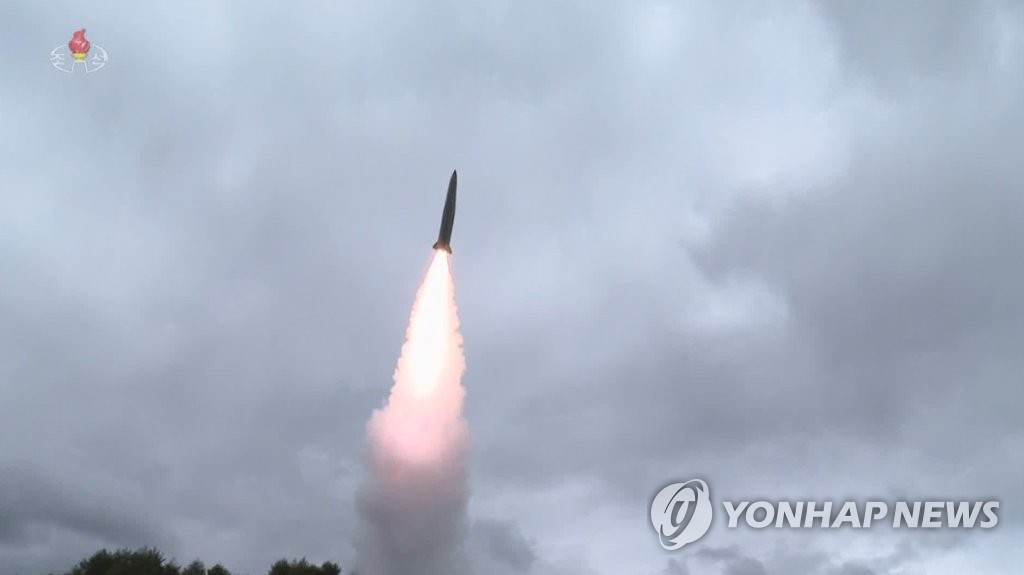 Cette capture d'écran de la Télévision centrale nord-coréenne (KCTV) du jeudi 16 septembre 2021 montre un missile balistique à courte portée tiré depuis un train dans une zone montagneuse du Nord le 15 septembre. (Utilisation en Corée du Sud uniquement et redistribution interdite)