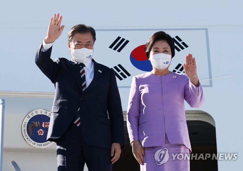 El presidente de Corea del Sur, Moon Jae-in (izda.), y la primera dama, Kim Jung-sook, saludan, el 19 de septiembre de 2021 (hora local), al llegar al Aeropuerto Internacional John F. Kennedy en Nueva York.