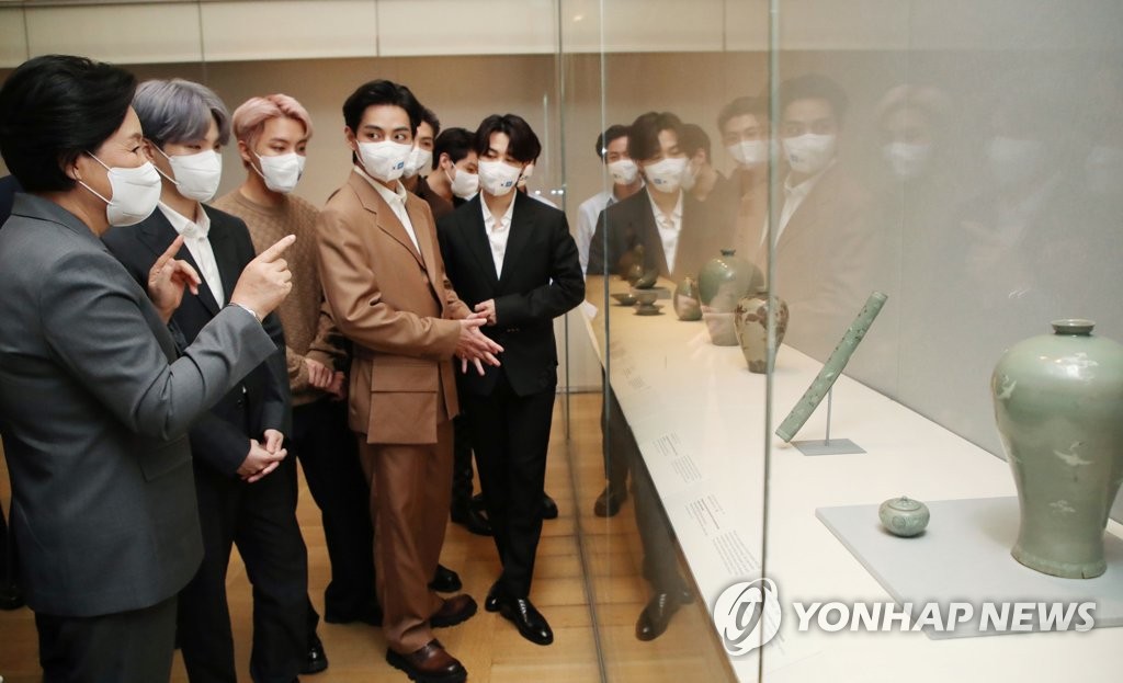 First lady Kim Jung-sook and BTS members visit the Arts of Korea Gallery at the Metropolitan Museum of Art in New York on Sept. 20, 2021. (Yonhap) 