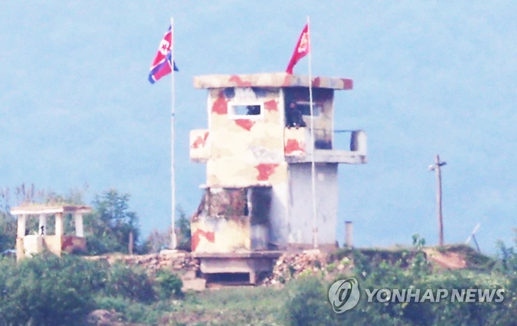 ９月２４日、北朝鮮との境界に近い韓国北部・京畿道坡州市から眺めた北朝鮮側。臨津江沿いの見張り所に人影が見える＝（聯合ニュース）