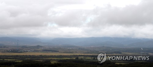 마주 보고 펄럭이는 태극기와 인공기