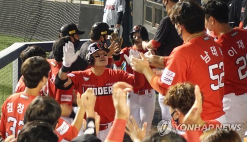 Former MLB All-Star Choo Shin-soo celebrates 1st championship in S. Korea