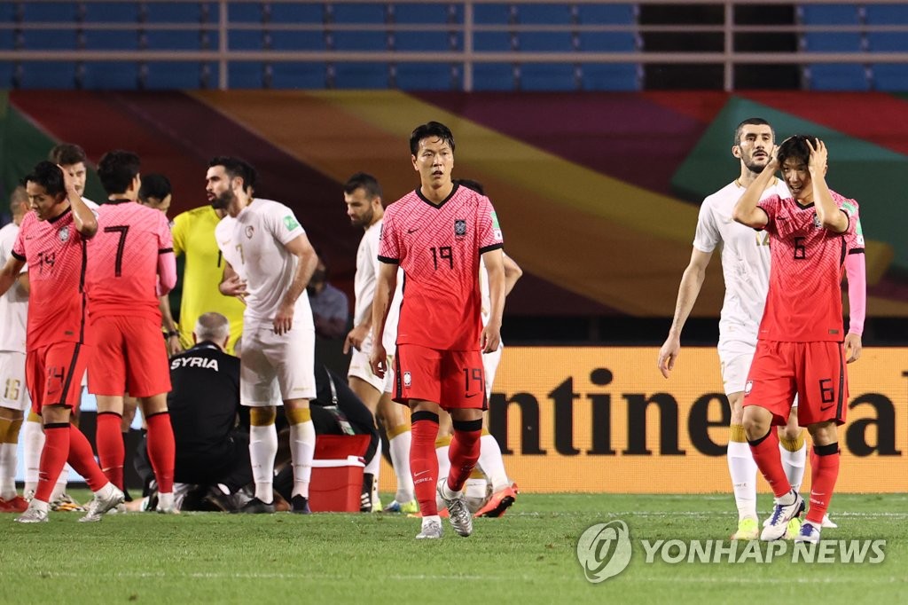 Hwang In-beom of South Korea (R) reacts to a missed scoring opportunity against Syria during the teams' Group A match in the final Asian qualifying round for the 2022 FIFA World Cup at Ansan Wa Stadium in Ansan, Gyeonggi Province, on Oct. 7, 2021. (Yonhap)