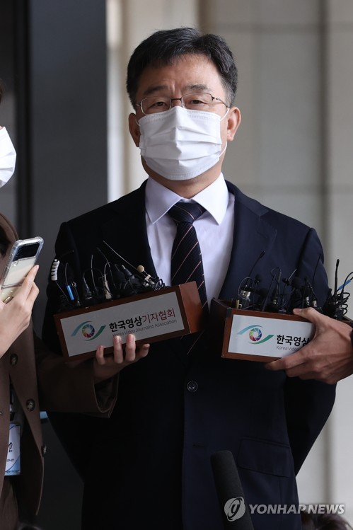 Kim Man-bae, owner of Hwacheon Daeyu, an asset management firm, speaks to reporters after arriving at the Seoul Central District Prosecutors' Office on Oct. 11, 2021, for questioning. (Yonhap)