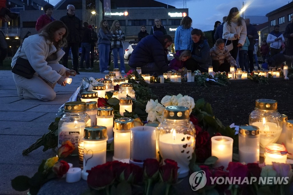 '화살 공격' 희생자 추모 촛불 밝히는 노르웨이 시민들