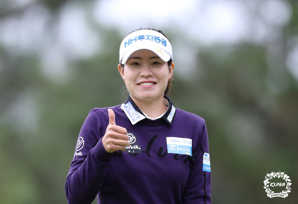 Park Min-ji of South Korea gives a thumbs-up after her birdie on the first hole during the third round of the Dongbu Construction·KOREIT Championship at Iksan Country Club in Iksan, North Jeolla Province, on Oct. 16, 2021, in this photo provided by the KLPGA. (PHOTO NOT FOR SALE) (Yonhap)