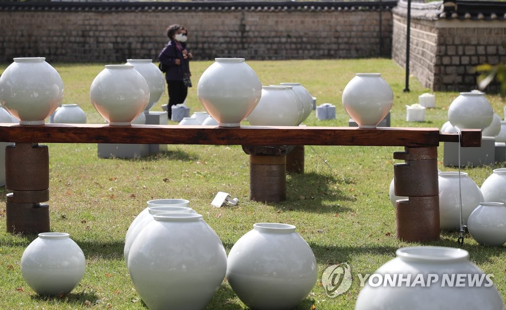 Visitors look at displays at Gyeongbok Palace in central Seoul on Oct. 18, 2021, as the Royal Culture Festival 2021 is underway at palaces from Oct. 16-31. (Yonhap)