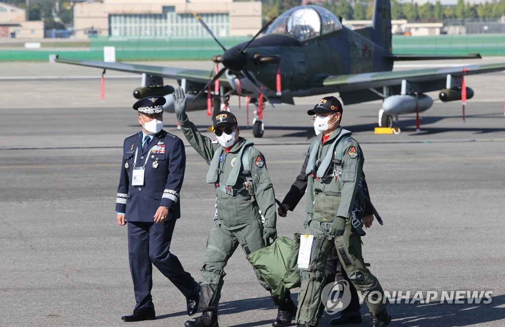 الرئيس مون يحلق فوق المجال الجوي الكوري الجنوبي عبر طائرة هجومية خفيفة من طراز FA-50 - 2