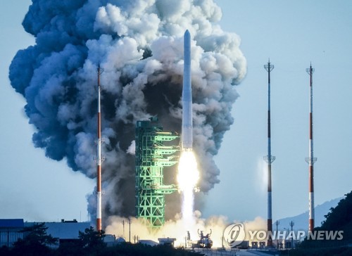 La première fusée spatiale fabriquée grâce aux technologies sud-coréennes, connue sous le nom de Nuri, décolle du centre spatial de Naro à Goheung, dans la province du Jeolla du Sud, à 473 km au sud de Séoul, le jeudi 21 octobre 2021. (Pool photo)