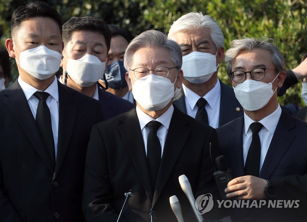 Gyeonggi Gov. Lee Jae-myung (C) speaks to reporters after visiting late President Roh Moo-hyun's tomb in the southeastern city of Gimhae on Oct. 22, 2021. (Yonhap)