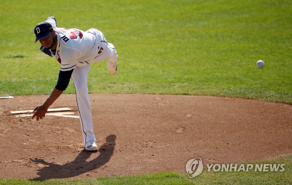 Ariel Miranda of the Doosan Bears pitches against the LG Twins in the top of the third inning of a Korea Baseball Organization regular season game at Jamsil Baseball Stadium in Seoul on Oct. 24, 2021. (Yonhap)