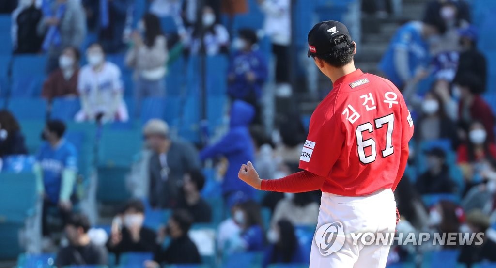 Kim Keon-woo of the SSG Landers celebrates the final out of the bottom of the second inning of a Korea Baseball Organization regular season game against the Samsung Lions at Daegu Samsung Lions Park in Daegu, some 300 kilometers southeast of Seoul, on Oct. 24, 2021. (Yonhap)