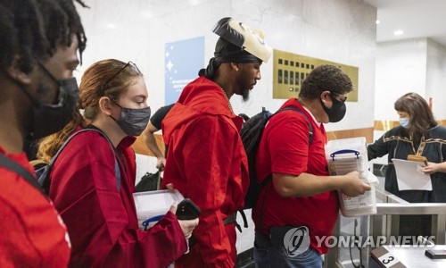 노조 결성 추진하는 미 뉴욕시 아마존 물류센터 직원들
