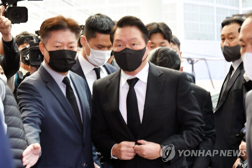 SK Group Chairman Chey Tae-won (C) arrives at Seoul National University Hospital to pay his respects over the death of ex-President Roh Tae-woo, his father-in-law, on Oct. 27, 2021. (Pool photo) (Yonhap) 