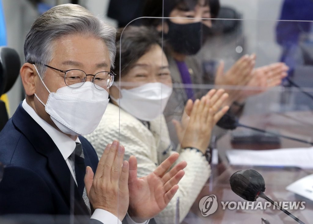 Lee Jae-myung, the presidential nominee of the ruling Democratic Party (DP) claps during his party's meeting in Seoul on Oct. 29, 2021. (Pool photo) (Yonhap)