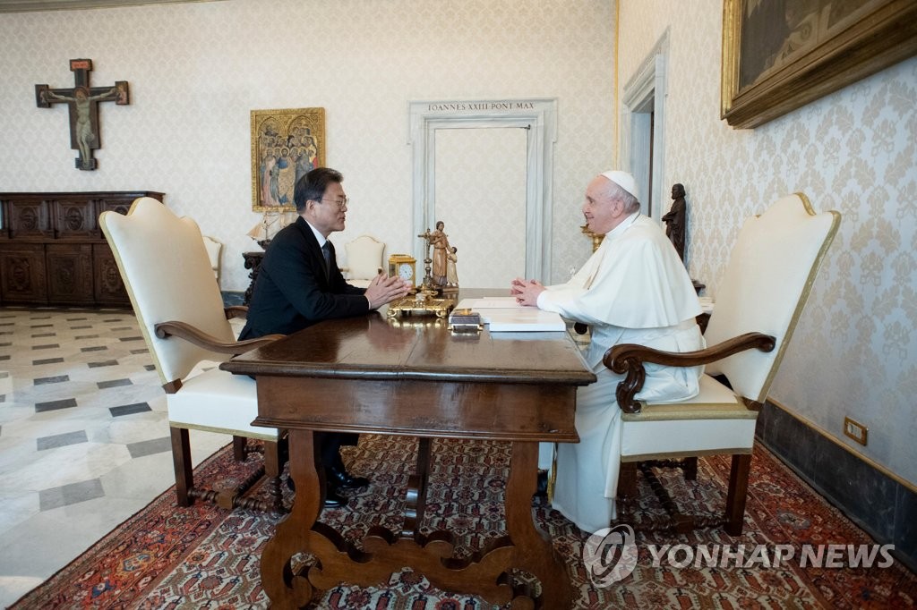 President Moon Jae-in (L) holds talks with Pope Francis at the Vatican on Oct. 29, 2021, in this photo provided by the Vatican. (PHOTO NOT FOR SALE) (Yonhap)