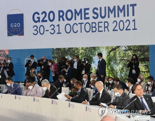 G20 정상회의 국제경제 및 보건 세션 참석한 문 대통령