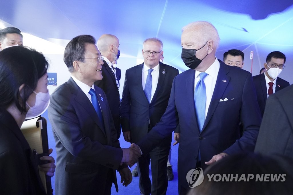 El presidente de Corea del Sur, Moon Jae-in (izda.), y el presidente de Estados Unidos, Joe Biden, sostienen una reunión informal, el 30 de octubre de 2021 (hora local), al margen de la cumbre del Grupo de los 20 (G-20) en Roma.