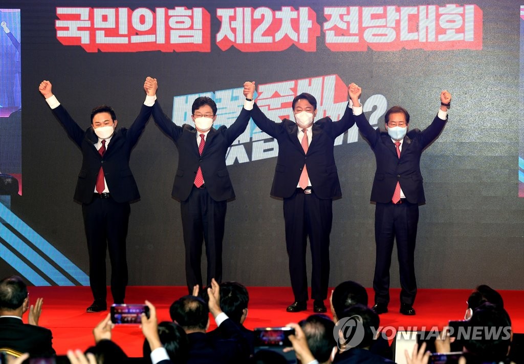 Contenders for the presidential nomination of the main opposition People Power Party -- Won Hee-ryong, Yoo Seong-min, Yoon Seok-youl and Hong Joon-pyo (L to R) -- pose at the party's national convention to elect the nominee at the Kim Koo Museum and Library in Seoul on Nov. 5, 2021. (Pool photo) (Yonhap)