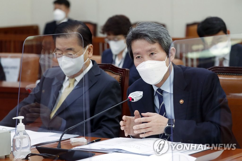 Unification Minister Lee In-young (R) speaks during a parliamentary session in Seoul on Nov. 11, 2021. (Pool photo) (Yonhap)