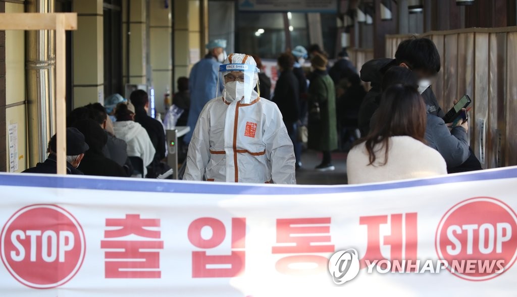 韓国の新規コロナ感染者２４１９人　重症者５００人に迫る