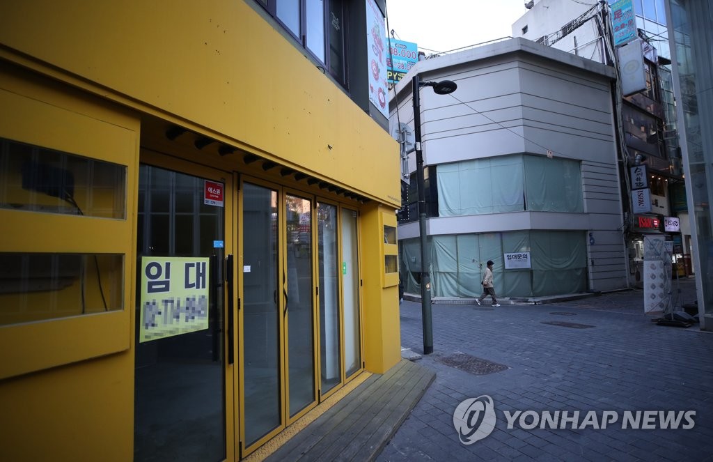 This photo, taken Nov. 12, 2021, shows closed stores with for lease signs in the shopping district of Myeongdong amid a spike in COVID-19 cases. (Yonhap)