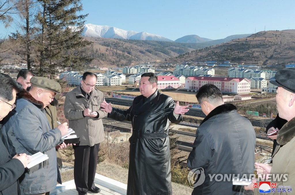 La foto sin fechar, publicada, el 16 de noviembre de 2021, por la KCNA, muestra al líder norcoreano, Kim Jong-un (centro), hablando con funcionarios en su visita a la ciudad de Samjiyon, en la provincia de Ryanggang, al pie del monte Paekdu, en el norte de Corea del Norte, donde se está llevando a cabo un importante proyecto de desarrollo. (Uso exclusivo dentro de Corea del Sur. Prohibida su distribución parcial o total)