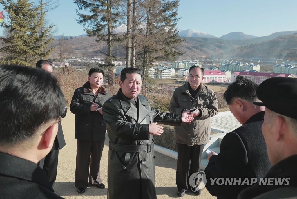 북한 김정은, 삼지연 건설사업 현지지도…한달여만 공개활동